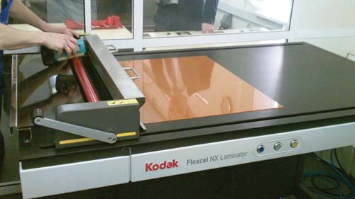 Ламинирование экспонированной пленки TIL к пластине Kodak Flexel NXH на ламинаторе Kodak Flexel NX